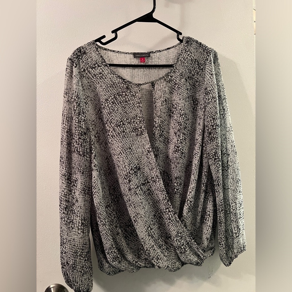 🌸 4/$25 Vince Camuto Long Sleeve Blouse